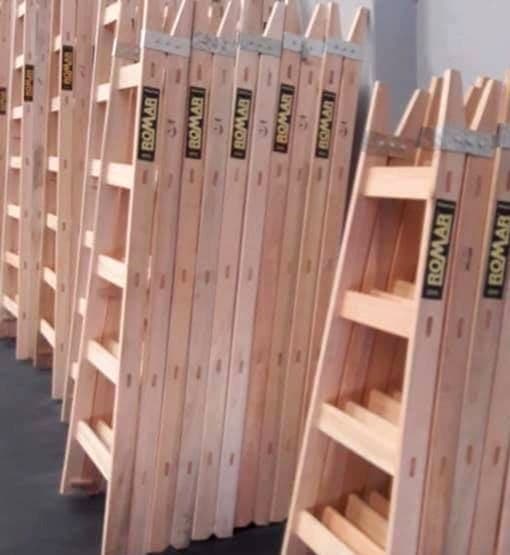 Escaleras Romar apiladas y listas para despachar